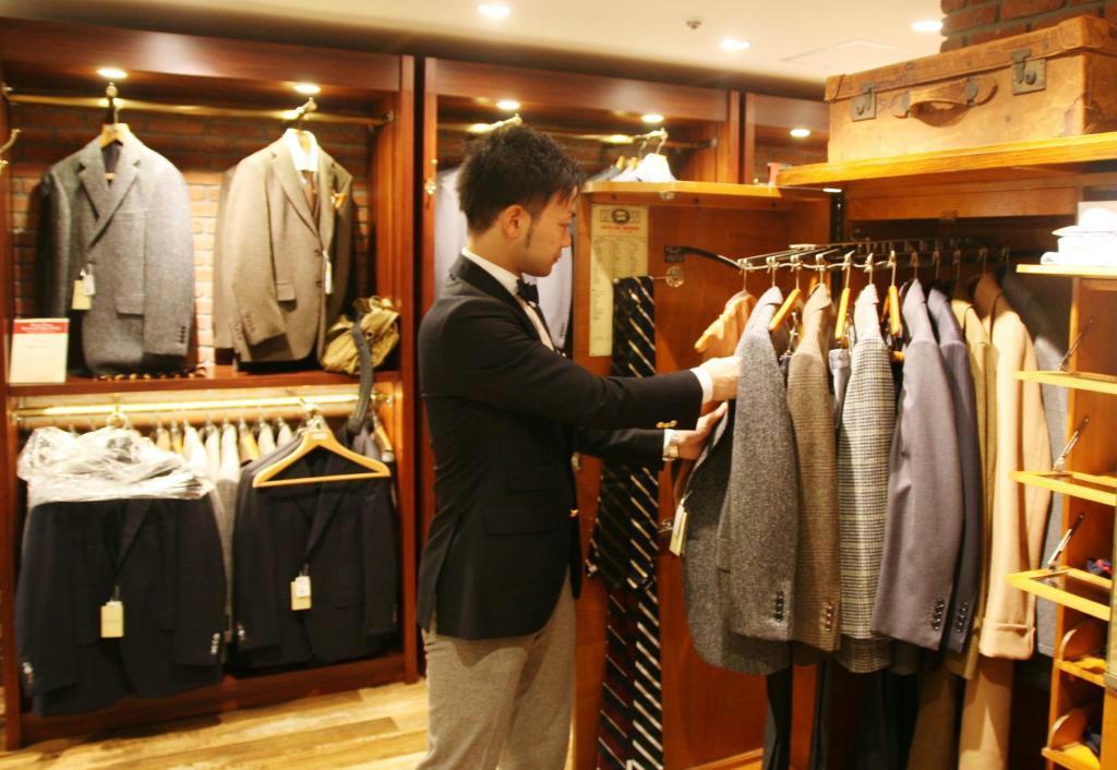 改装で新たに設けられたオリジナルブランド「アトリエメイド」の売り場。棚や展示方法にもこだわっている＝４日、東京都中央区の松屋銀座店