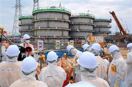解体作業が行われている福島第１原発のフランジ型タンク。事故から４年半となるのを前に報道陣に公開された＝４日午後（代表撮影）
