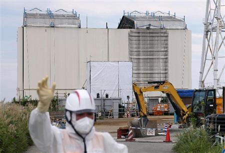 建屋カバーの解体が進む福島第１原発１号機。事故から４年半となるのを前に報道陣に公開された＝４日午後（代表撮影）