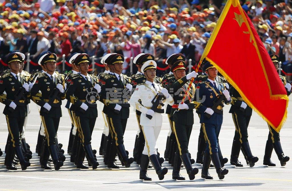 約１万２０００人が参加して行われた大規模な軍事パレードで行進する兵士＝２０１５年９月３日、中国・首都北京市（ロイター）