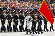 約１万２０００人が参加して行われた大規模な軍事パレードで行進する兵士＝２０１５年９月３日、中国・首都北京市（ロイター）