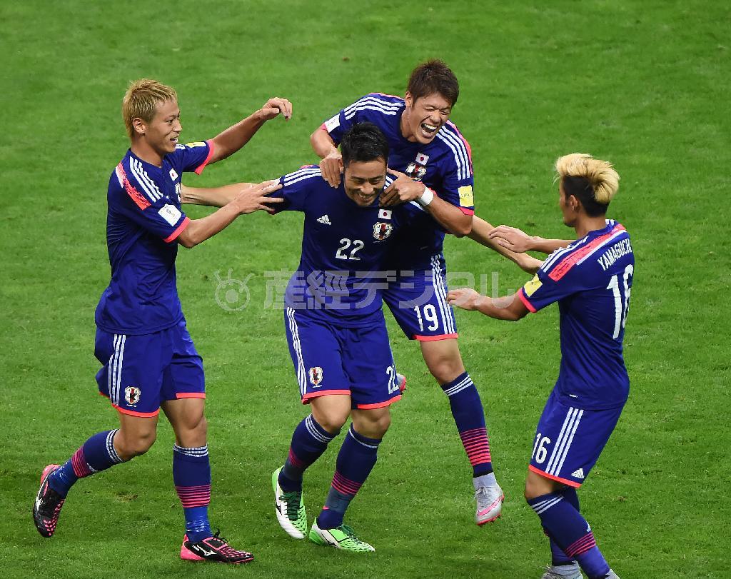 後半、得点を決めた吉田麻也を祝福する日本イレブン＝２０１５年９月３日午後、埼玉県さいたま市緑区の埼玉スタジアム２００２（川口良介撮影）