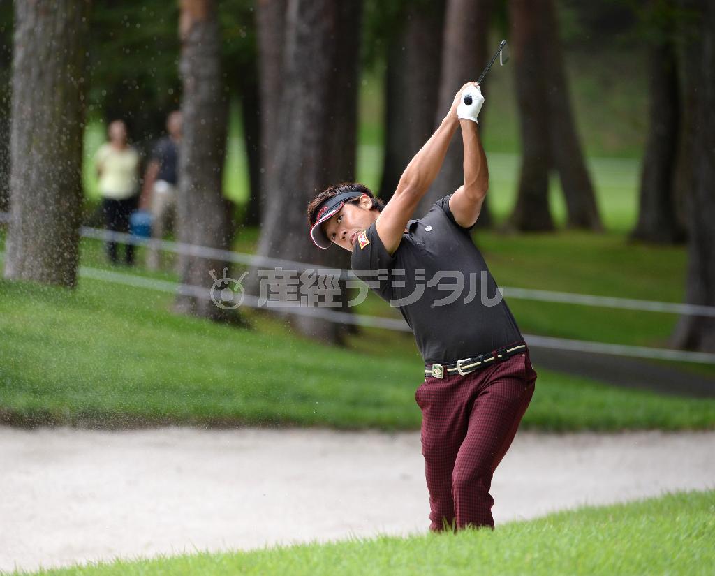１０番ホール、セカンドをバンカーから打つ額賀辰徳＝２０１５年９月３日、山梨県南都留郡富士河口湖町の山梨県富士桜ＣＣ（今野顕撮影）