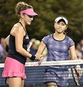 ベリンダ・ベンチッチ（左）に敗れた土居美咲＝２０１５年９月２日、米ニューヨーク（共同）