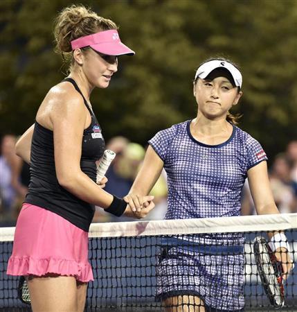 ベリンダ・ベンチッチ（左）に敗れた土居美咲＝２０１５年９月２日、米ニューヨーク（共同）