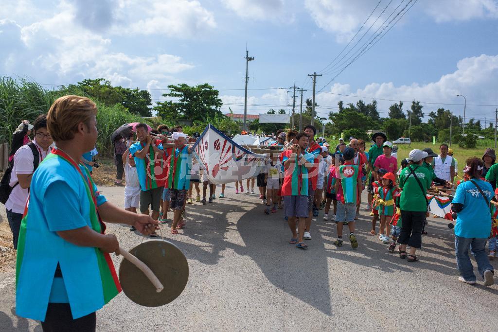 太平洋側から船越屋漁港へ船を担いで向かう。いよいよ祭りが始まる＝沖縄県石垣市（永山真治さん撮影）