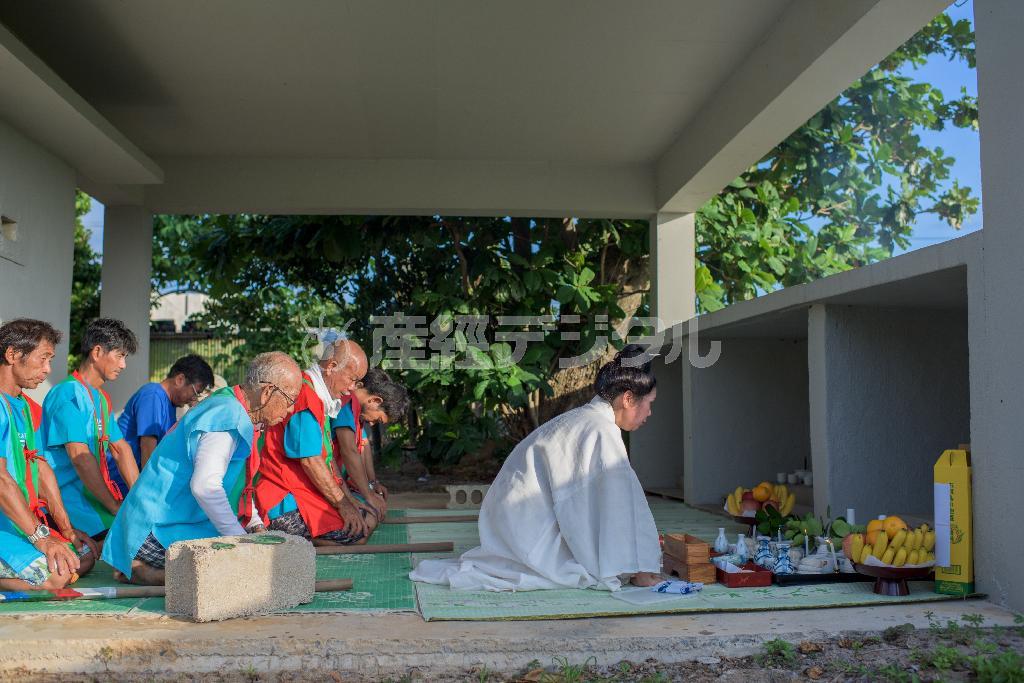船越屋ハーリーで、御嶽（うたき）にて祈願する神司（かんつかさ）と海人（うみんちゅ）＝沖縄県石垣市（永山真治さん撮影）