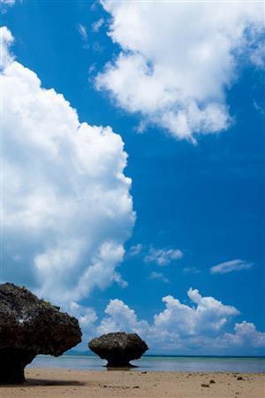 伊原間地区の明石（あかいし）の少し先にある砂浜。潮が引くと美しい風景が観られる＝沖縄県石垣市（永山真治さん撮影）