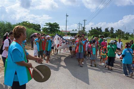 太平洋側から船越屋漁港へ船を担いで向かう。いよいよ祭りが始まる＝沖縄県石垣市（永山真治さん撮影）