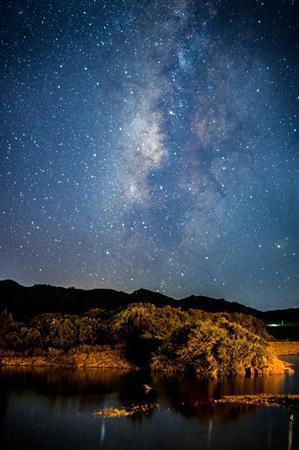 船越屋漁港から望む天の川。天気の良い夜は漁港から天の川がきれいに見える＝沖縄県石垣市（永山真治さん撮影）