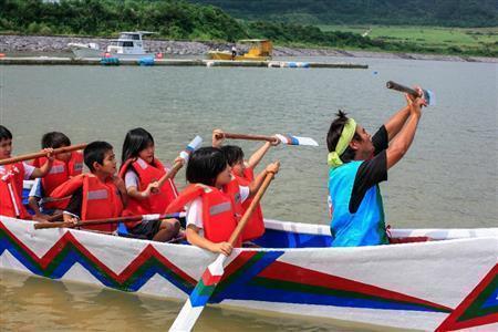 船越屋ハーリーに参加する子供達にサバニの漕ぎ方を指導する＝沖縄県石垣市（永山真司さん撮影）