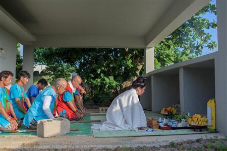 船越屋ハーリーで、御嶽（うたき）にて祈願する神司（かんつかさ）と海人（うみんちゅ）＝沖縄県石垣市（永山真治さん撮影）