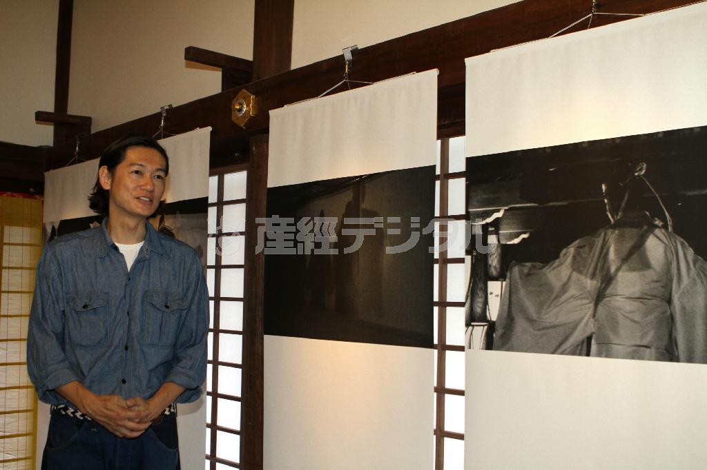 展示されている写真について解説する井浦新（いうら・あらた）さん＝２０１５年６月１９日、京都市左京区の下鴨神社（田中幸美撮影）