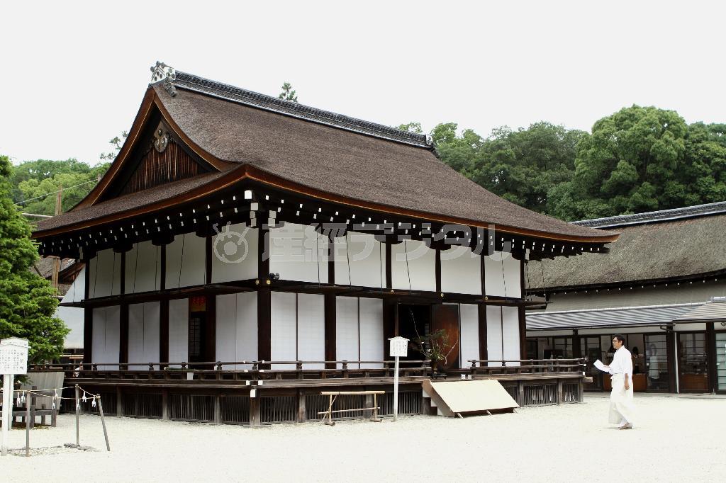 写真展の舞台となった神服殿は、楼門を入ってすぐのところにある。古来、殿内の一室が行幸の際に玉座となった殿舎で、夏、冬の御神服を奉製する御殿であったため、神服殿という名前がついたという＝２０１５年６月２０日、京都市左京区の下鴨神社（田中幸美撮影）