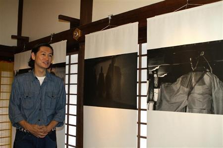 展示されている写真について解説する井浦新（いうら・あらた）さん＝２０１５年６月１９日、京都市左京区の下鴨神社（田中幸美撮影）