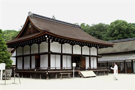 写真展の舞台となった神服殿は、楼門を入ってすぐのところにある。古来、殿内の一室が行幸の際に玉座となった殿舎で、夏、冬の御神服を奉製する御殿であったため、神服殿という名前がついたという＝２０１５年６月２０日、京都市左京区の下鴨神社（田中幸美撮影）