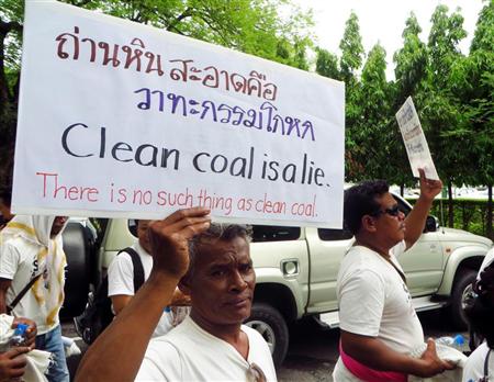 南部クラビでの石炭火力発電所建設に反対し、バンコクで抗議活動をする人々。タイは電源多様化で天然ガス依存からの脱却を図っている（ＡＰ）