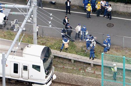 焼け焦げたペットボトルと針金が見つかったＪＲ中央線の線路脇の現場を調べる捜査員ら＝５日午後４時５２分、東京都国分寺市