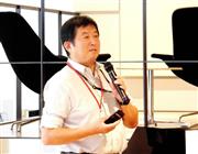 「世界土壌微生物オリンピック」について説明する横山和成氏＝３日、東京・京橋のイトーキ東京イノベーションセンターＳＹＮＱＡで