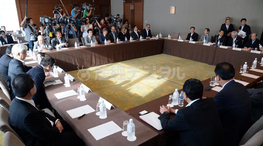 エンブレム問題の経緯について組織委から説明を受けるなどして対応を協議した経済３団体＝２０１５年９月４日午後、東京都千代田区（鴨川一也撮影）