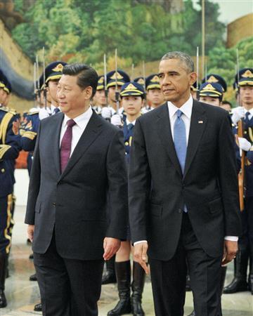 ２０１４年１１月、中国を訪問したバラク・オバマ米大統領（右）の歓迎式典に臨む中国の習近平国家主席＝中国・首都北京市西城区の人民大会堂（共同）