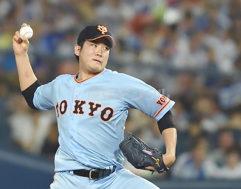 粘りの投球をする巨人先発・菅野（すがの）智之＝２０１５年９月４日、神奈川県横浜市中区の横浜スタジアム（撮影・斎藤浩一）