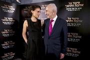 イスラエル出身の女優、ナタリー・ポートマンさん（左）と、イスラエルの前大統領、シモン・ペレス氏＝２０１５年９月３日、イスラエル・首都エルサレム（ロイター）