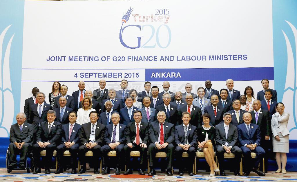 ９月４日、トルコで開かれた２０カ国・地域（Ｇ２０）の会議で写真に納まる出席者＝２０１５年（ロイター）