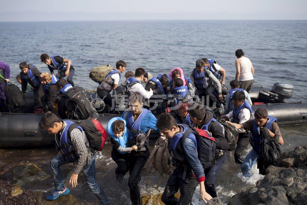 ９月３日、トルコからエーゲ海に浮かぶギリシャのレスボス島に到着したシリア難民らを乗せたボート。連日、２０００人近い難民らが、命懸けでトルコからギリシャの島々に渡ろうとしている＝２０１５年（ロイター）