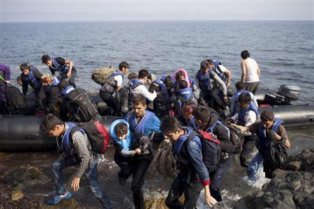 ９月３日、トルコからエーゲ海に浮かぶギリシャのレスボス島に到着したシリア難民らを乗せたボート。連日、２０００人近い難民らが、命懸けでトルコからギリシャの島々に渡ろうとしている＝２０１５年（ロイター）