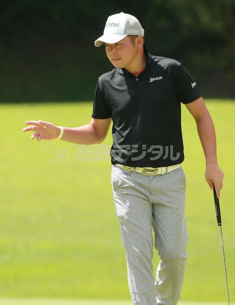６番、バーディーを決めた小池一平＝２０１５年９月５日、山梨県南都留郡富士河口湖町の富士桜カントリー倶楽部（松永渉平撮影）