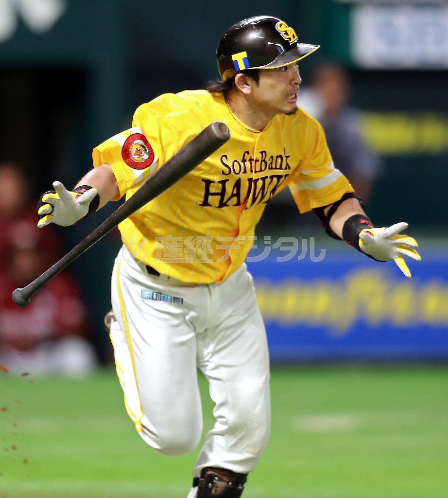 五回、３０号ソロ本塁打を放ったソフトバンク・松田宣浩＝２０１５年９月５日、福岡県福岡市中央区・ヤフオクドーム（中川春佳撮影）