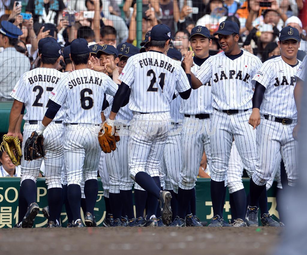 キューバに圧勝し、喜ぶ日本代表ナインたち。オコエ瑠偉（るい、右から２人目）、清宮（きよみや）幸太郎（右から３人目）の姿も見える＝２０１５年９月５日、兵庫県西宮市・甲子園球場（高橋朋彦撮影）