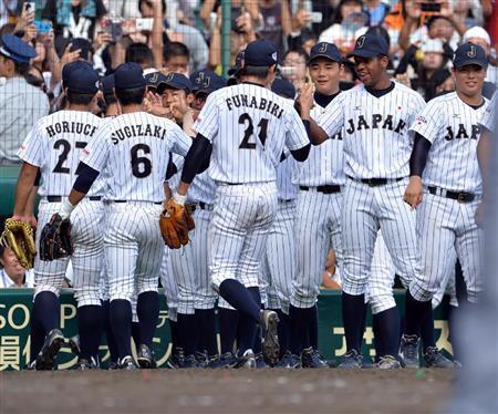キューバに圧勝し、喜ぶ日本代表ナインたち。オコエ瑠偉（るい、右から２人目）、清宮（きよみや）幸太郎（右から３人目）の姿も見える＝２０１５年９月５日、兵庫県西宮市・甲子園球場（高橋朋彦撮影）