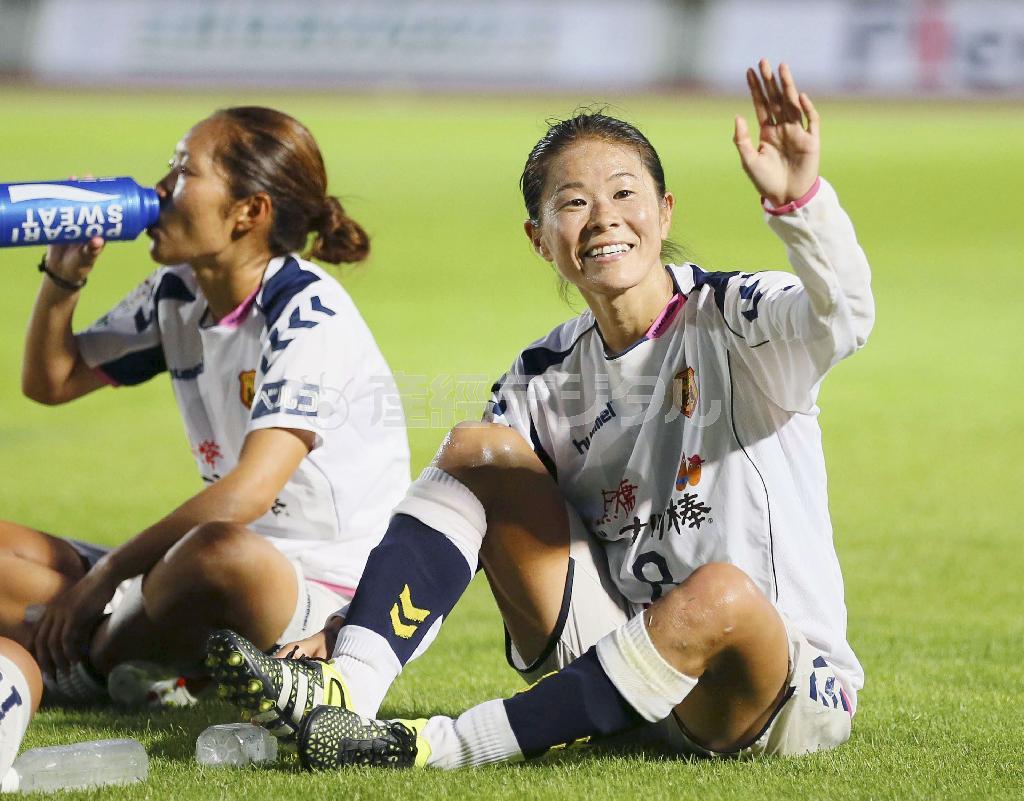 新潟に勝利し、サポーターの声援に手を振って応えるＩＮＡＣ神戸・澤穂希（もまれ）＝２０１５年９月５日、新潟県新潟市中央区の新潟市陸上競技場（共同）