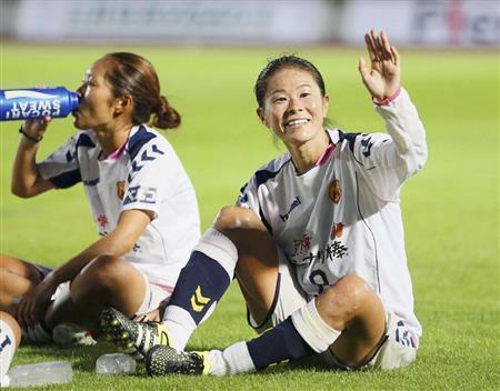 新潟に勝利し、サポーターの声援に手を振って応えるＩＮＡＣ神戸・澤穂希（もまれ）＝２０１５年９月５日、新潟県新潟市中央区の新潟市陸上競技場（共同）