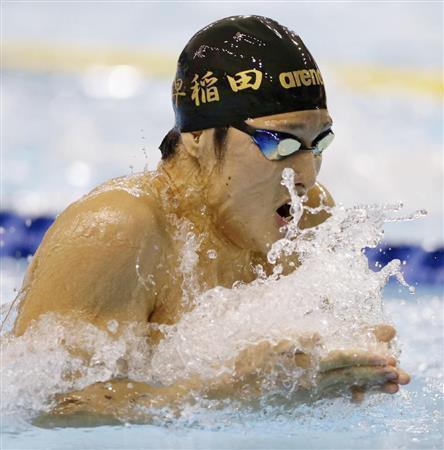 男子２００メートル個人メドレー決勝で１分５７秒７２で初優勝した早大・瀬戸大也（だいや）の平泳ぎ＝２０１５年９月５日、静岡県浜松市西区の浜松市総合水泳場（共同）