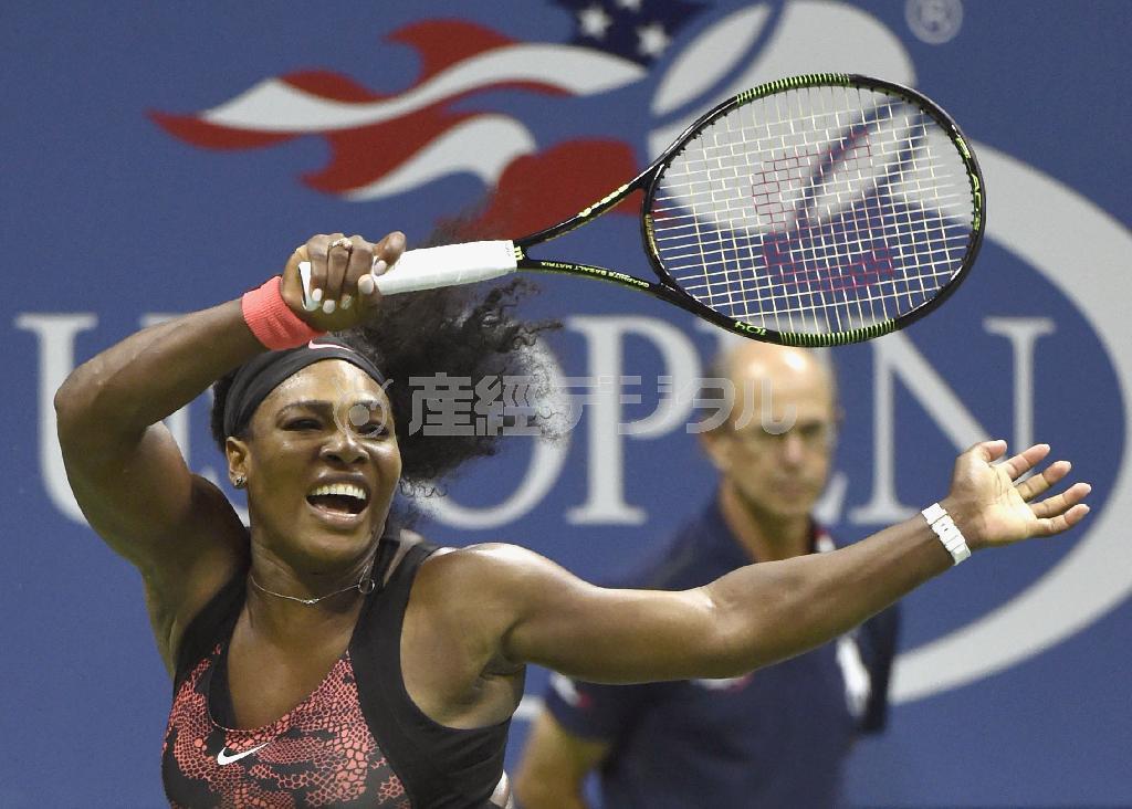 女子シングルス３回戦でリターンするセリーナ・ウィリアムズ＝２０１５年９月４日、米ニューヨーク（共同）