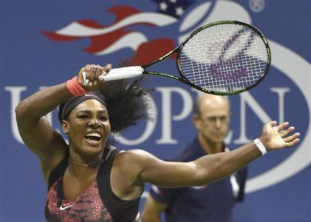 女子シングルス３回戦でリターンするセリーナ・ウィリアムズ＝２０１５年９月４日、米ニューヨーク（共同）