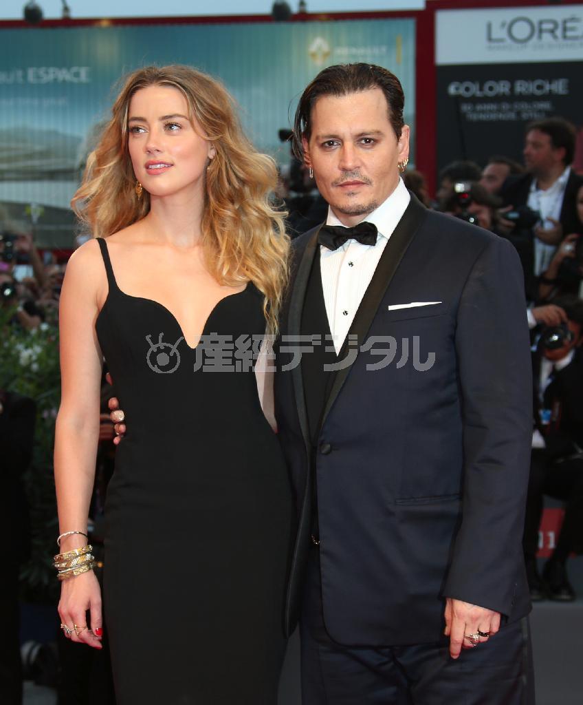 米俳優、ジョニー・デップさん（右）と妻の米女優、アンバー・ハードさん＝２０１５年９月４日、イタリア・ヴェネト州ベネチア（ＡＰ）