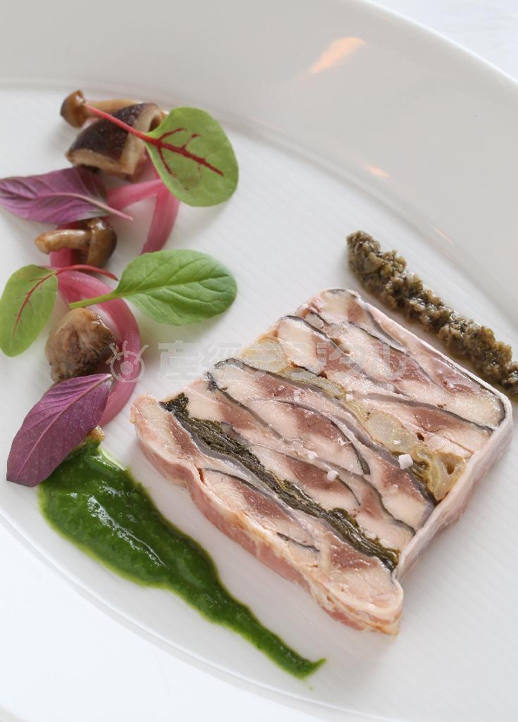 一幅の絵画のように繊細な一品。前菜の「秋刀魚と九条ねぎのプレッセ」＝２０１５年８月２０日、京都市中京区（志儀駒貴撮影）