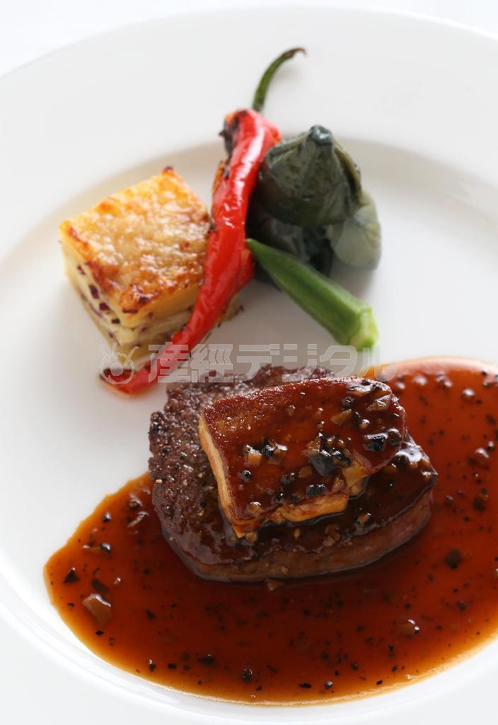 数種類の中から選べるメーンの「国産牛フィレ肉とフォアグラのステーキ＿ロッシーニ風」＝２０１５年８月２０日、京都市中京区（志儀駒貴撮影）