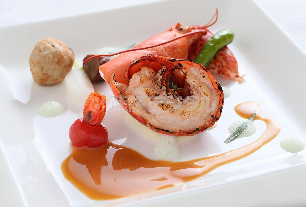 メーン料理の一つ「オマール海老のロースト＿オレンジ風味＿アメリケーヌソース」＝２０１５年８月２０日、京都市中京区（志儀駒貴撮影）