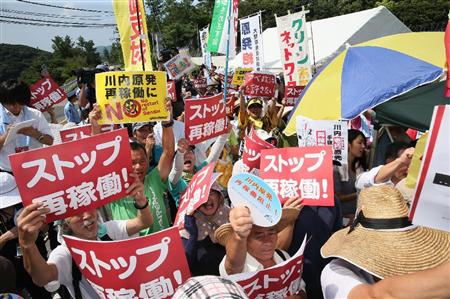 川内原発の正門ゲート前付近で再稼働反対の声を上げる人たち=8月11日午前、鹿児島県薩摩川内市
