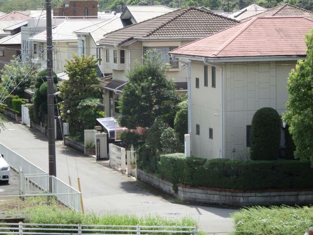 日本の住宅市場は「新築偏重」で、今後、中古住宅の流通が課題となる＝千葉県習志野市の住宅街