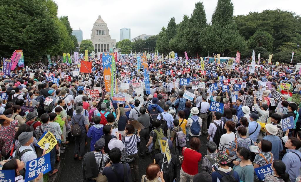 国会前で行われた安全保障関連法案に反対するデモ。国家権力が「安全」を「保障」してくれる、お気楽な「半官半民デモ」は、「お花畑」のようにも見えた＝２０１５年８月３０日、東京都千代田区（早坂洋祐撮影）