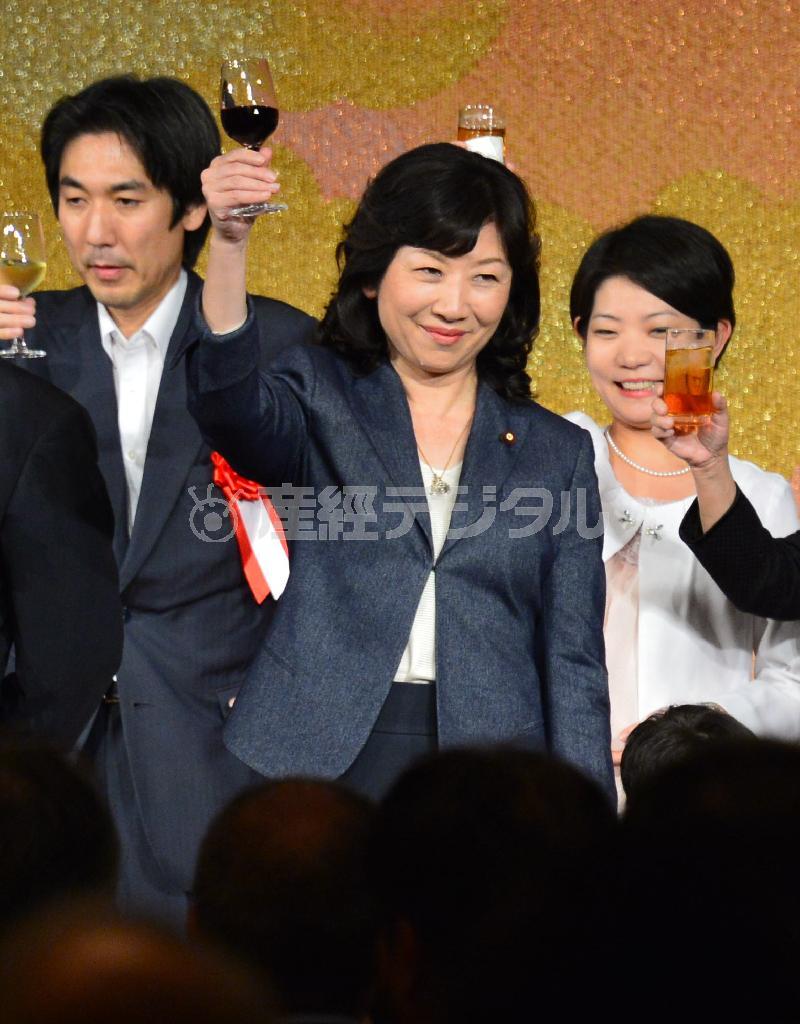 「野田聖子さんのさらなる飛躍を期待する会」で応援に駆けつけた議員らと乾杯する野田聖子氏（中央）＝２０１５年９月１日午後、東京都千代田区内幸町の帝国ホテル東京（斎藤良雄撮影）