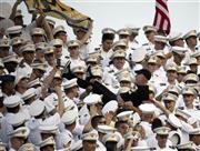 陸軍士官学校の１年生による「枕合戦」の暴走が報じられた９月４日、ＮＣＡＡ（全米大学体育協会）のフットボール公式戦を観戦し、打ち解けたムードで士官学校チームを応援する学生たち。枕合戦で負傷した士官候補生たちの一部は、むしろ傷を名誉の勲章と考えているという＝２０１５年、米ニューヨーク州ウエストポイント（ＡＰ）