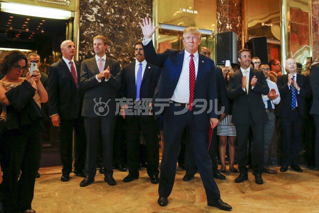 マンハッタンのトランプタワーに到着して、手を振るドナルド・トランプ氏（中央）＝２０１５年９月３日、米ニューヨーク（ロイター）