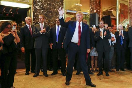 マンハッタンのトランプタワーに到着して、手を振るドナルド・トランプ氏（中央）＝２０１５年９月３日、米ニューヨーク（ロイター）